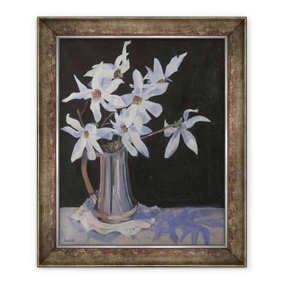 Tablou inramat - Sue Wales - Magnolii albe in Ulcior de Argint, 2019 - - Roveli
