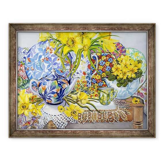 Tablou inramat - Joan Thewsey - Narcisele, ulcioare antice, farfurii, textile si dantela - - Roveli