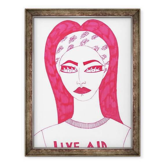 Tablou inramat - Daisy de Villeneuve - Fata purtand Live Aid Tricou - - Roveli