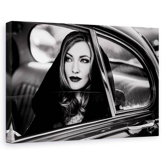 Tablou canvas - Instantaneu, Reverie, Portret, Masina Clasica, Fereastra, Femeie, Marime: 80 x 120 cm - - Roveli