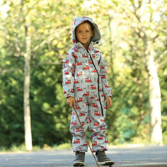 Salopeta impermeabila pentru copii Kidscare, cu protectie la vant si apa cu imprimeu Trenulete, Marime (132): 122 - - Roveli