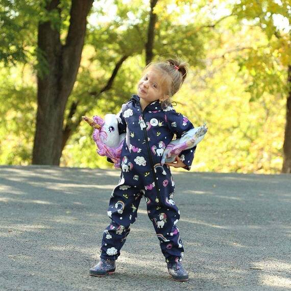 Salopeta impermeabila pentru copii Kidscare, cu protectie la vant si ploaie cu imprimeu Unicorni Navy, Marime (132): 92 - - Roveli