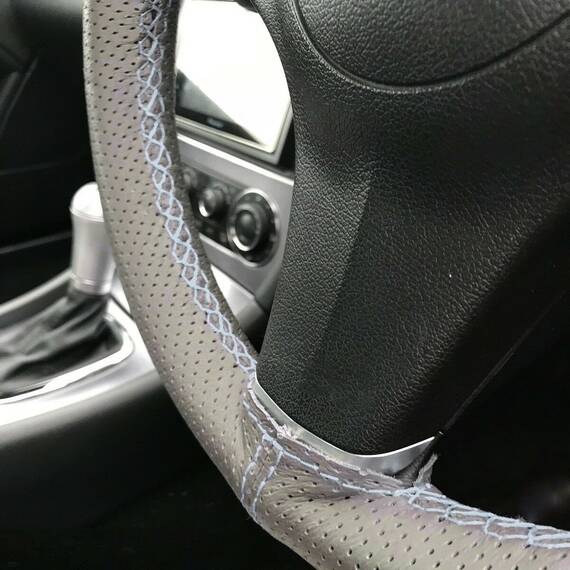 Husa volan din PIELE NATURALA GRI, pentru autoturisme, diametru 37 - 39 cm, cu ac si ata (se coase, aspect ORIGINAL) - - Roveli
