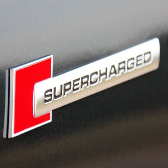 Emblema auto model "SUPERCHARGED", reliefata 3D, dimensiune 10 x 1 cm - - Roveli
