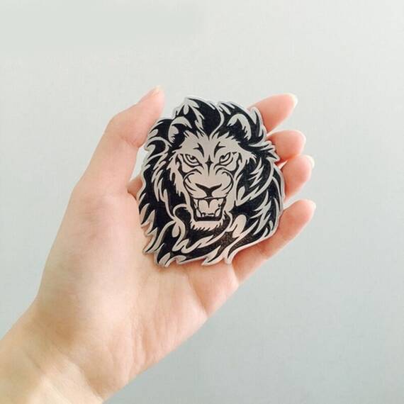 Emblema auto model "LION", reliefata 3D, dimensiune 6 x 7 cm - - Roveli