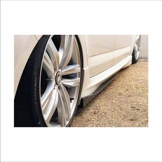 Set prelungiri ornament praguri laterale tuning  /  Lungime: 74,5 cm  / Culoare: negru lucios  Cod: PRG1011-745 - - Roveli
