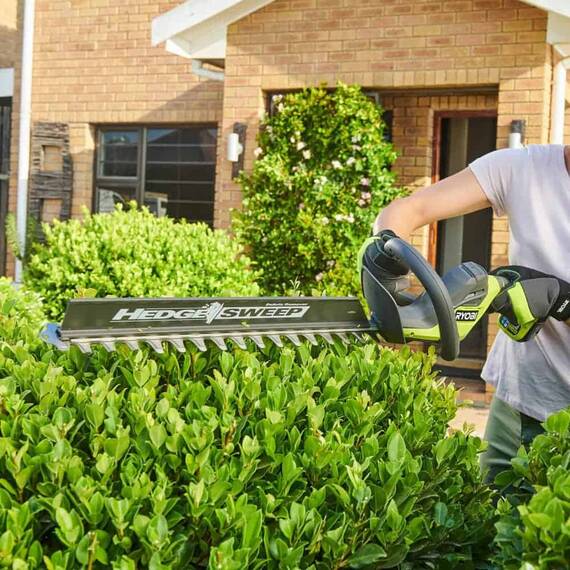 ​Foarfeca electrica pentru tuns gard viu Ryobi, lama din otel, 45 cm, cu acumulator 2 Ah, 18 V - 6- Roveli