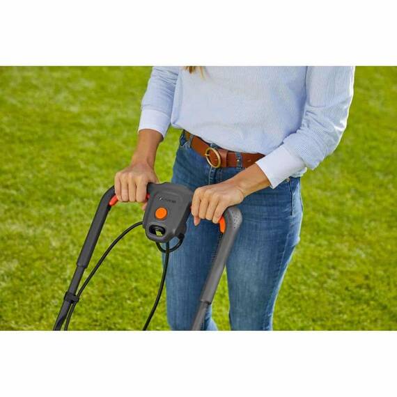​Masina electrica de tuns iarba Gardena, lama DuraEdge, maner ErgoTec, latime taiere 32 cm, roti de deplasare, 1200 W, capacitate sac colector 30 l - 2- Roveli