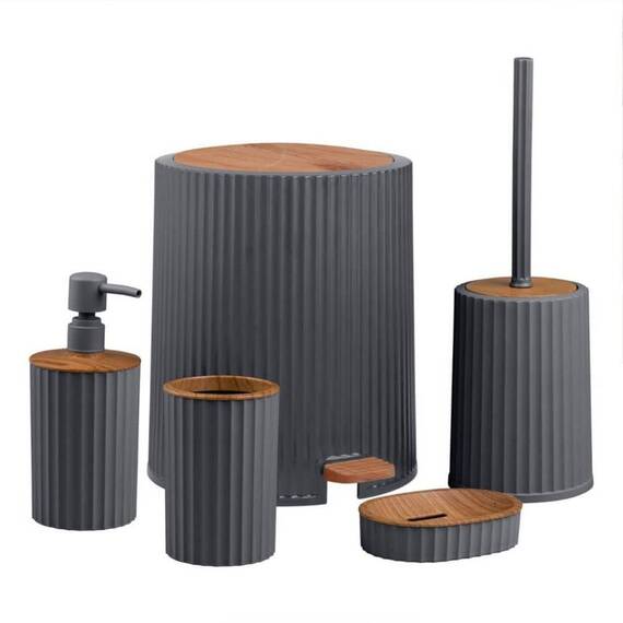 Set accesorii baie, realizat din plastic, cos gunoi, perie WC, dozator sapun lichid, pahar baie pentru igiena personala si sapuniera, culoarea antracit si lemn - - Roveli