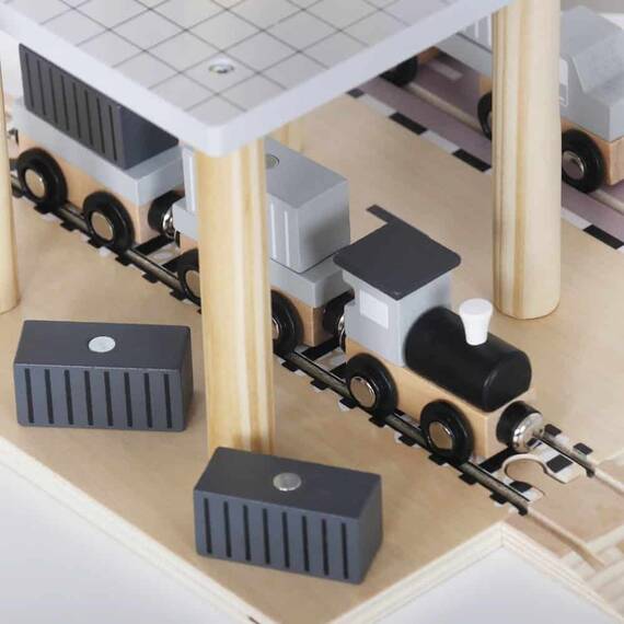 Port maritim cu macara de jucarie DacEnergy©, de lemn, cu magnet, o macara, o nava, un tren si containere de transport maritim, dezvolta coordonarea ochi-mana, 35 x 22 x 30 cm - 5- Roveli