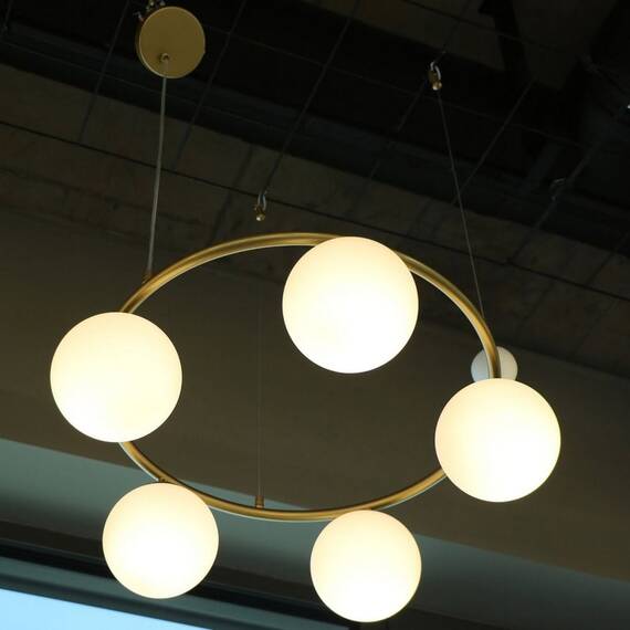 ​Lustra, structura metalica, forma de inel, cu cinci globuri luminoase din sticla opal, soclu E27, 650 x 650 x 1000 mm, IP20, auriu si alb - 4- Roveli