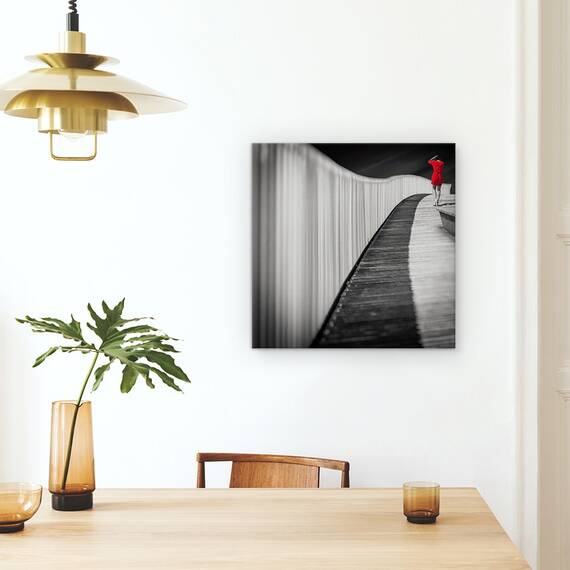 Tablou Canvas - Femeie In Rosu, Strada, Balustrada, Selectiv, Culoare, Marime: 60 x 60 cm - 4- Roveli