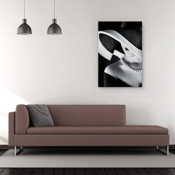 Tablou Canvas - La Femme Au Chapeau, Alb-Negru, Palarie, Buze3, Gura, Colier, Marime: 60 x 90 cm - 2- Roveli