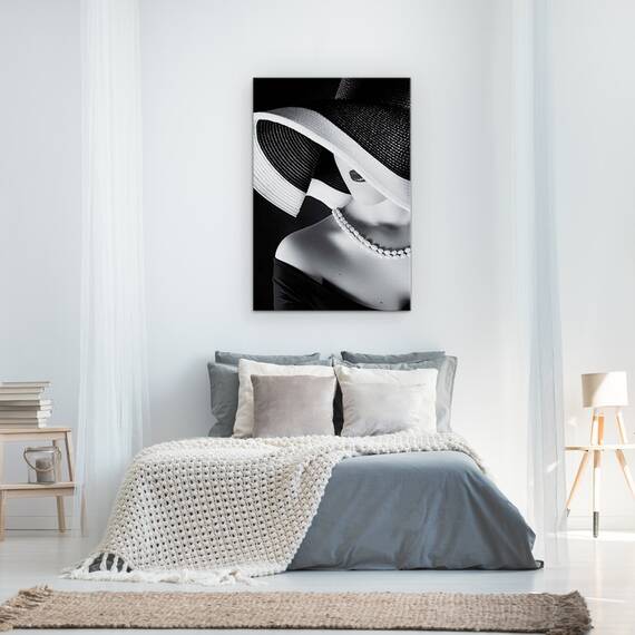 Tablou Canvas - La Femme Au Chapeau, Alb-Negru, Palarie, Buze3, Gura, Colier, Marime: 60 x 90 cm - 3- Roveli