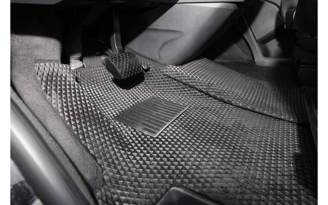 Persoană care măsoară podeaua din dreptul șoferului pentru covorașe auto
